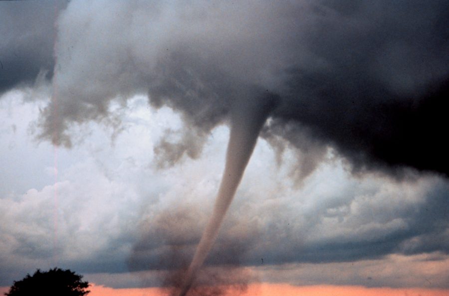 Tornado zstępuje z okludowanego mezocyklonu — cel wielu łowców burz.
