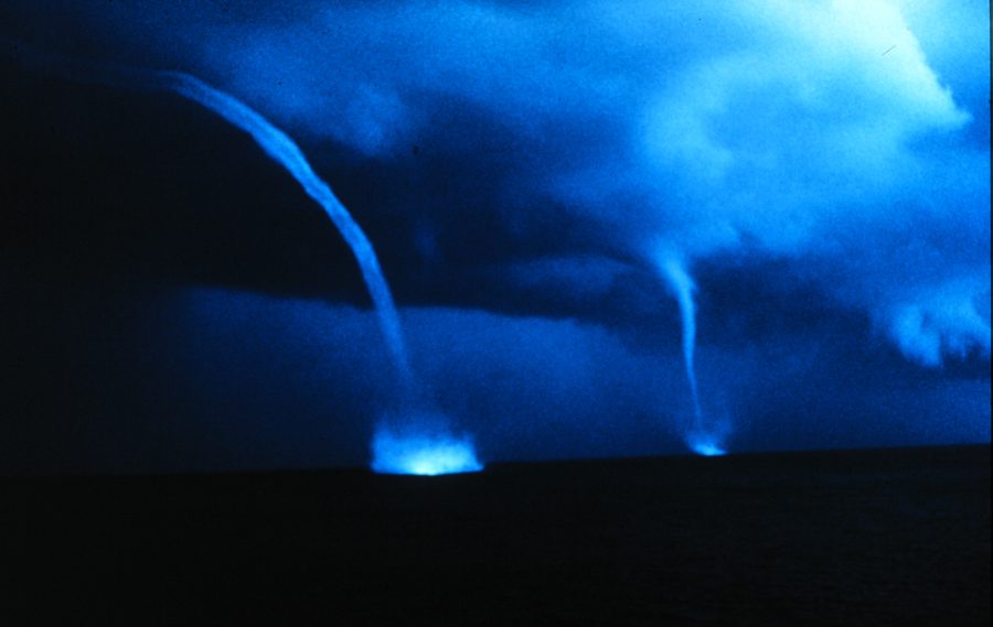Trąba wodna: tornado nad wodą.
